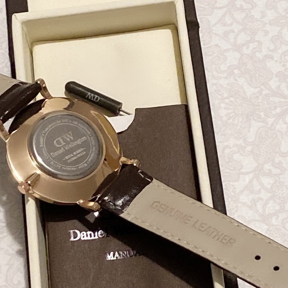 BNWT Daniel Wellington Brown Leather Watch - Picture 4 of 4